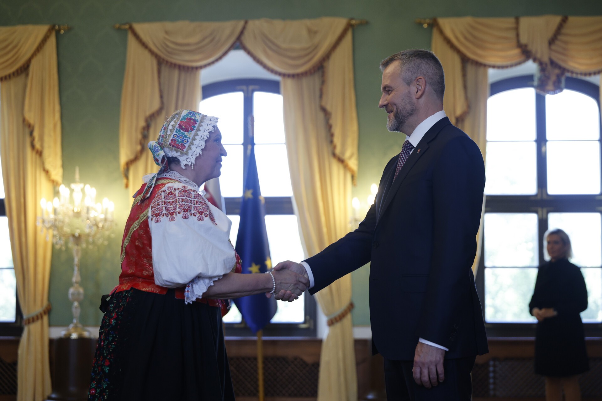 Na Slávnostný obed do paláca pozval nový prezident Peter Pellegrini 15 mladých ľudí a 15 seniorov.