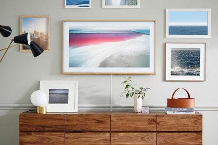 Samsung stworzył telewizor z drewnianymi listwami, który wygląda jak rama obrazu