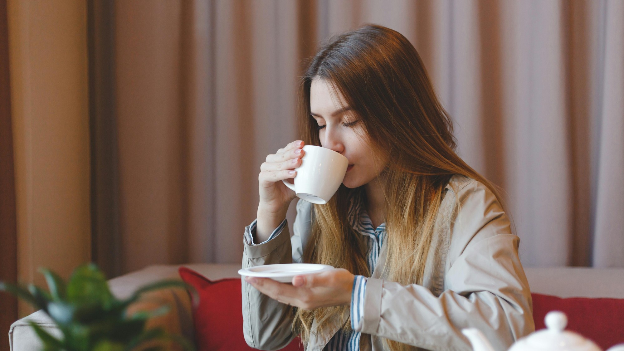 Trávenie času v kaviarni je obľúbenou činnosťou, ktorú ľudia robia počas solo date.