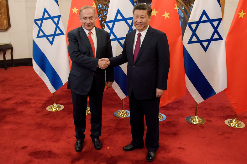 Beniamin Netanjahu (lewa) i Xi Jinping (prawa) podczas wizyty premiera Izraela w Pekinie, Chiny, 2017 r.