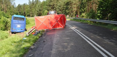 Czołowe zderzenie autokaru z osobówką. Jedna osoba nie żyje