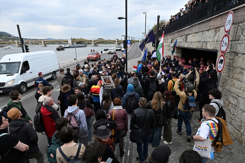 Mađarska opozicija i demonstranti pokušali su da blokiraju ulaz u zgradu parlamenta