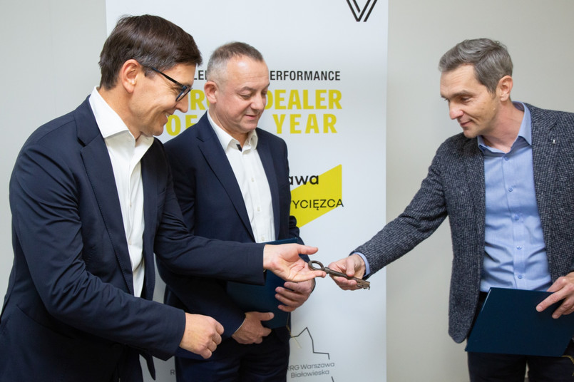 Piotr Turek (z prawej), dyrektor finansowy Renault Retail Group przekazuje klucz do biznesu zarządowi Holdingu 1 (od lewej Adam Pietkiewicz i Jacek Drogosz)