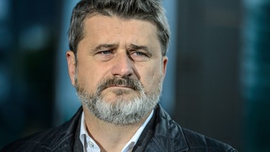 Były szef partii Twój Ruch Janusz Palikot z aktem oskarżenia