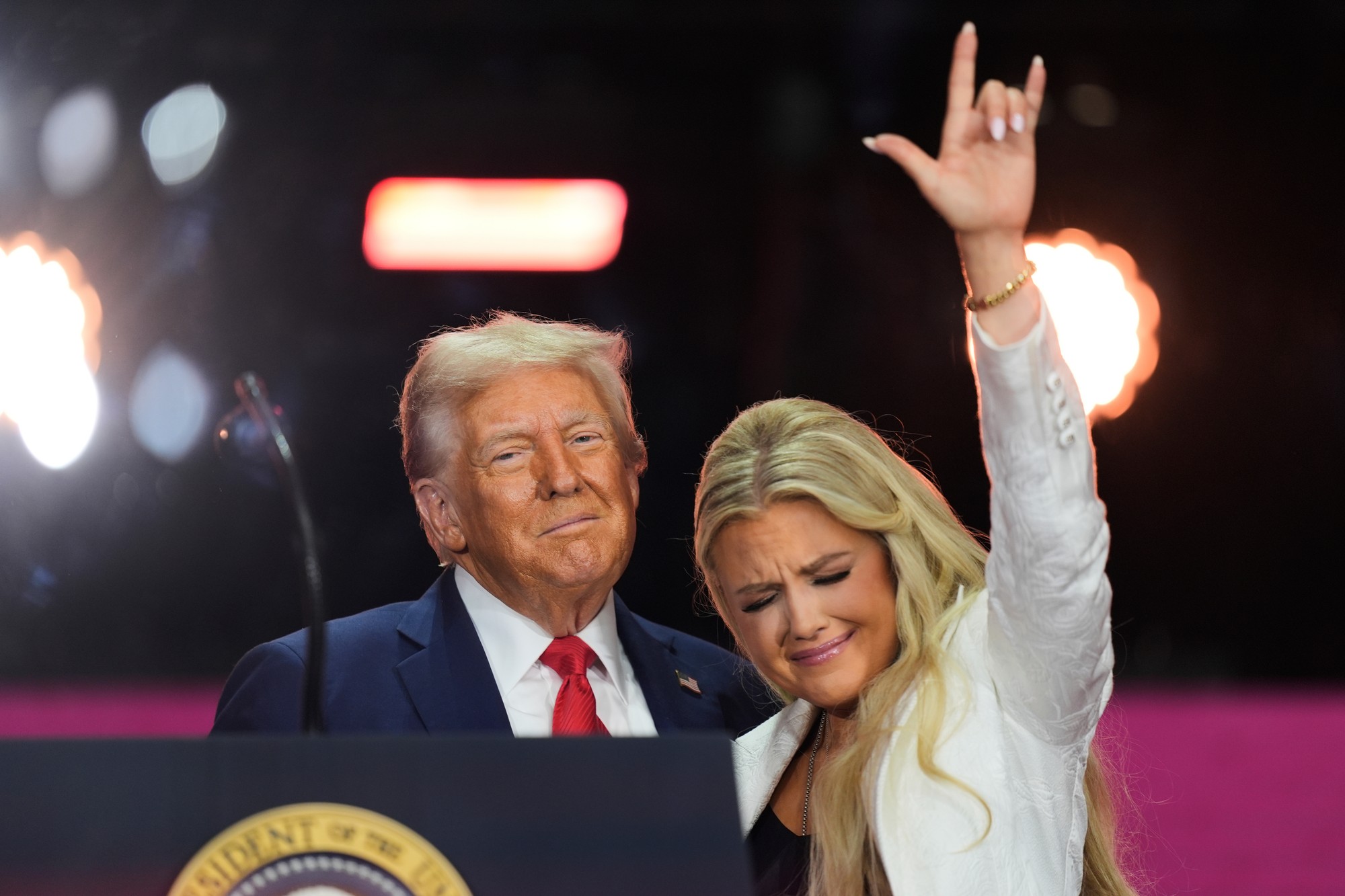 Prezident Donald Trump a Erika Kirková počas poslednej rozlúčky s aktivistom Charliem Kirkom († 31). 