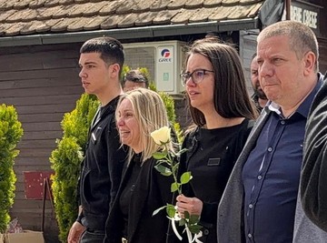 SAHRANA SAŠE KATANČIĆA: Supruga se ne odvaja od ćerke i sina, udovica jeca, deca je pridržavaju (FOTO)