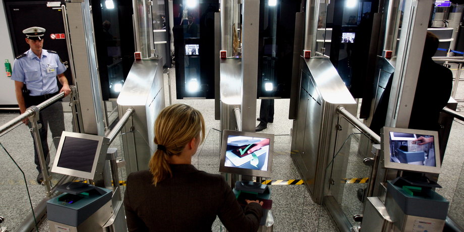 Zautomatyzowana odprawa graniczna jest już przeprowadzana na innych europejskich lotniskach, m.in. w Niemczech, Wielkiej Brytanii, Holandii, Hiszpanii i Francji. W 2018 roku pierwsza tego typu bramka pojawi się na mazowieckim lotnisku