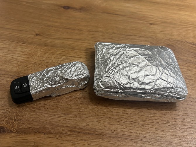 Ljudi umotavaju ključeve i automobile u aluminijumsku foliju