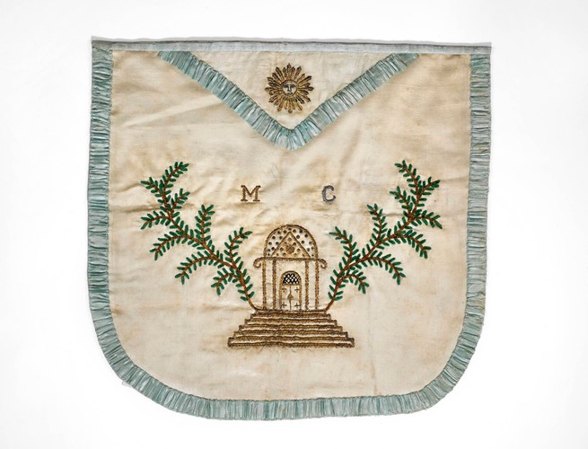 Fartuszek mistrzowski loży niemieckiej z białego jedwabiu, haftowany, ok. 1900, nr  inw. 207286 MNW