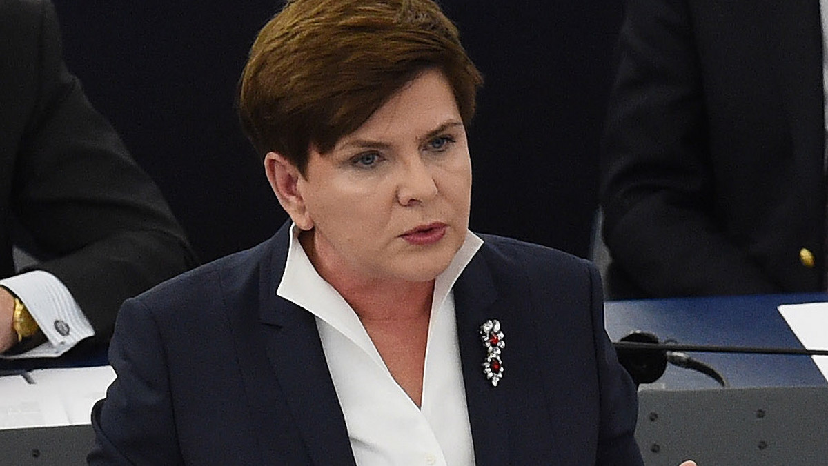 Przedstawiciele wszystkich klubów parlamentarnych będą na jutrzejszym spotkaniu w KPRM, na które zaprosiła ich premier Beata Szydło. Rzecznik rządu Rafał Bochenek poinformował dziś, że tematem rozmowy mają być kwestie poruszane w czasie wczorajszej debaty w Parlamencie Europejskim.