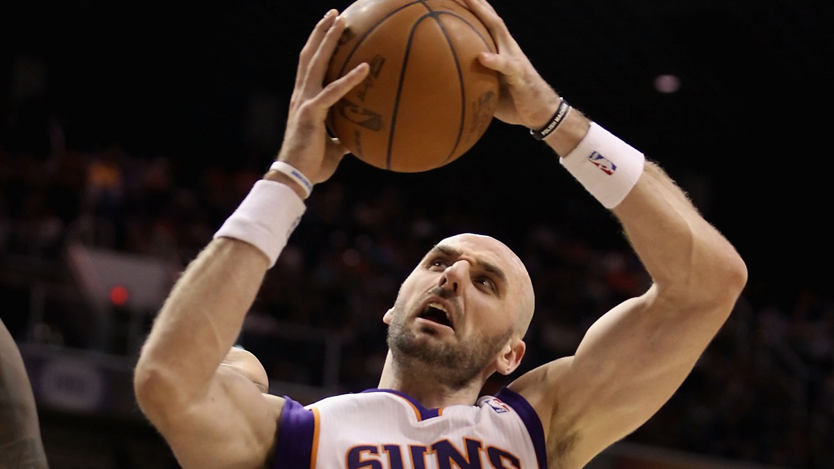 Tym razem nie udało się wygrać Phoenix Suns rzutem w ostatnich sekundach spotkania. Jared Dudley nie trafił za trzy punkty i "Słońca" przegrały w Houston 93:95. Miami Heat zrewanżowali się San Antonio Spurs za porażkę sprzed dziesięciu dni. Tym razem to zespół z Florydy wygrał wysoko (110:80).