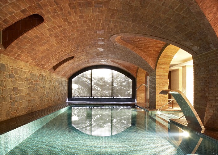 Hotel 1989, Barcelona, Hiszpania. Budynek, w którym mieści się hotel pełnił w swojej historii wiele funkcji: od seminarium duchownego, poprzez prywatną rezydencję rodziny López y López, po siedzibę główną Phillipines Tobacco Company. Po gruntownym remoncie, w 2005 roku otwarto tutaj hotel w obecnej postaci. Hotelowe spa H1989 mieści wanny z hydromasażem, terapeutyczne źródła oraz saunę fińską i parową. Warto również wspomnieć o niezwykłym basenie zlokalizowanym w piwnicy budynku, miejscu służącym niegdyś za opancerzony skarbiec oraz magazyn tytoniu. W menu spa znajdziemy zabiegi na kręgosłup, twarz, stopy, oraz całe ciało. Do tutejszych specjalności należą zabiegi z użyciem orientalnych przypraw, peeling perłowy, masaż tkanek głębokich czy taki z wykorzystaniem specjalnie dopasowanych olejków.