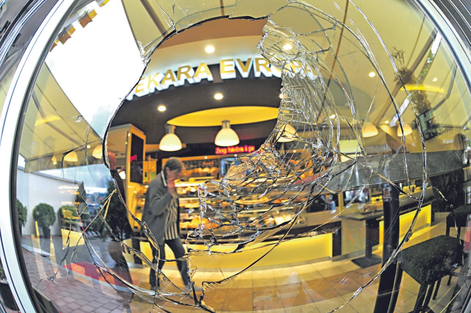 Huligani napali „Evropu“ iznad koje su spavala deca