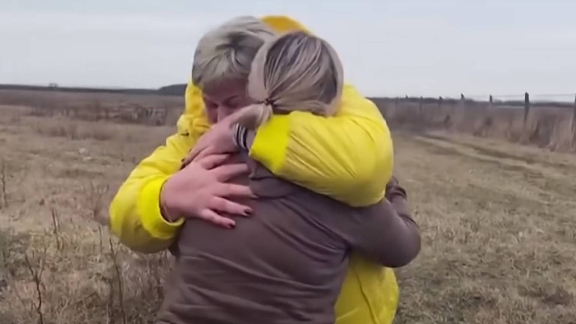 Svi dele snimak majke koja grli strankinju jer joj je spasila decu i prevela ih preko ukrajinske granice 