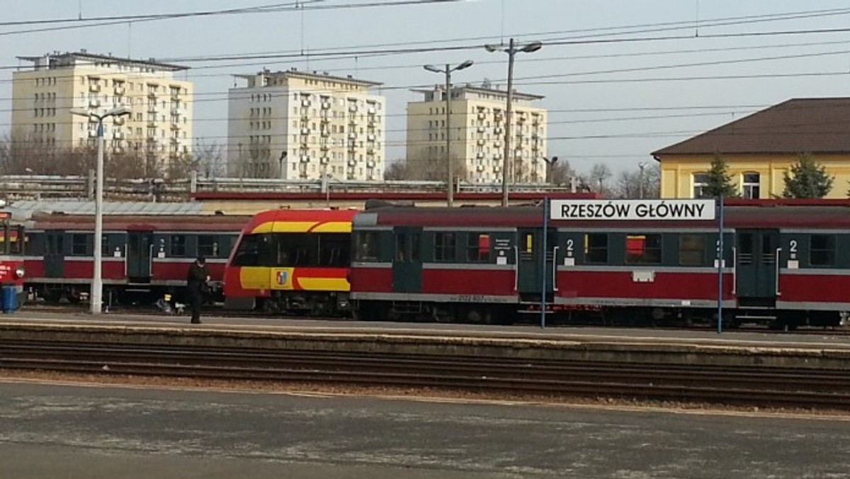 Samorząd województwa podkarpackiego ogłosił po raz drugi przetarg na świadczenie usług kolejowych w 2015 r. Pierwszy przetarg został unieważniony, ponieważ oferta Przewozów Regionalnych była wyższa o 11 mln zł niż kwota zaplanowana w budżecie województwa.