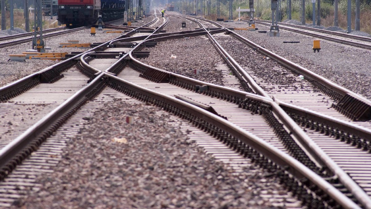 Godzina, tyle będą musieli poczekać pasażerowie PKP Intercity, którzy wybiorą się w podróż pociągiem w nocy z soboty na niedzielę. Tym razem utrudnienia nie wynikają z opóźnień, a ze zmiany czasu z letniego na zimowy - informuje serwis Radia Szczecin.