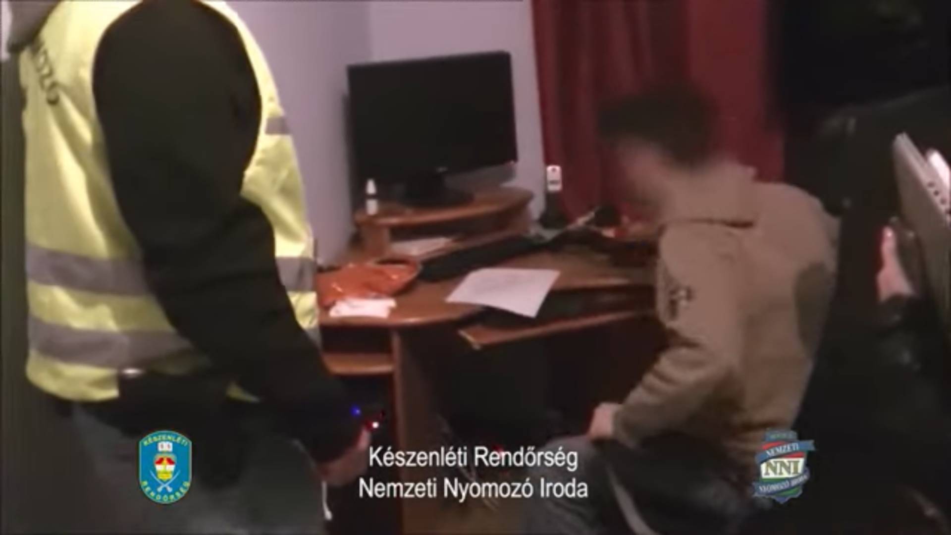 A rendőrök ébresztették a kiskorúakról intim fotókat gyűjtő férfit - videó