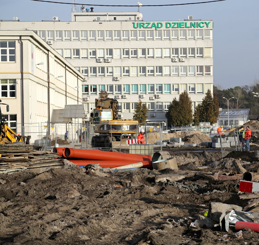 Przejścia dla pieszych już widać, tunel ciągle zasypany