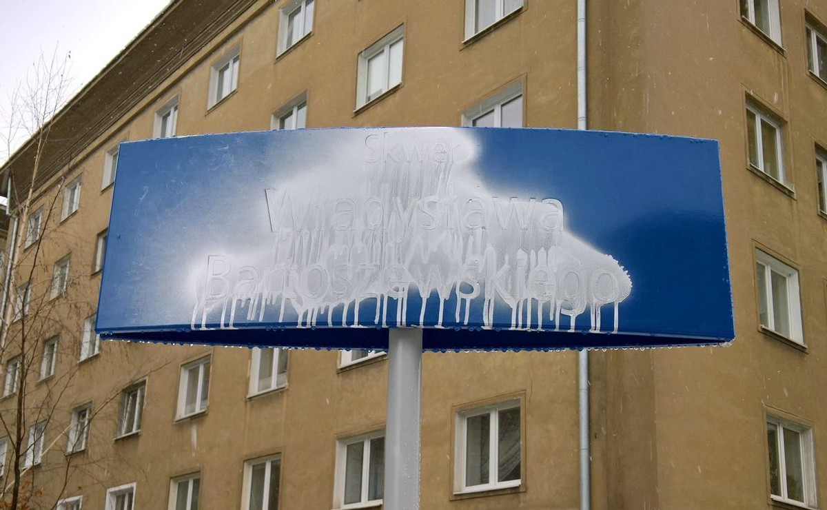 Skwer imienia Władysława Bartoszewskiego w Warszawie. Zdewastowana tabliczka