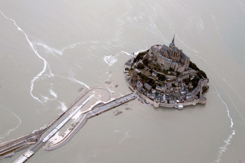 Plima odsekla gradić od kontinenta