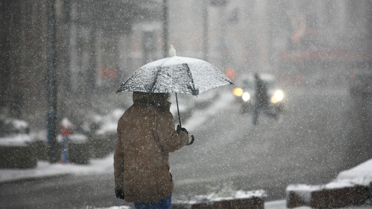 Instytut Meteorologii i Gospodarki Wodnej ostrzega przed kolejnym bardzo mroźnym dniem. Polska wciąż znajduje się pod wpływem wyżu znad Skandynawii. Z północnego wschodu napływa mroźna i sucha, arktyczna masa powietrza. Ostrzeżenia pierwszego stopnia dotyczą 15 województw naszego kraju.