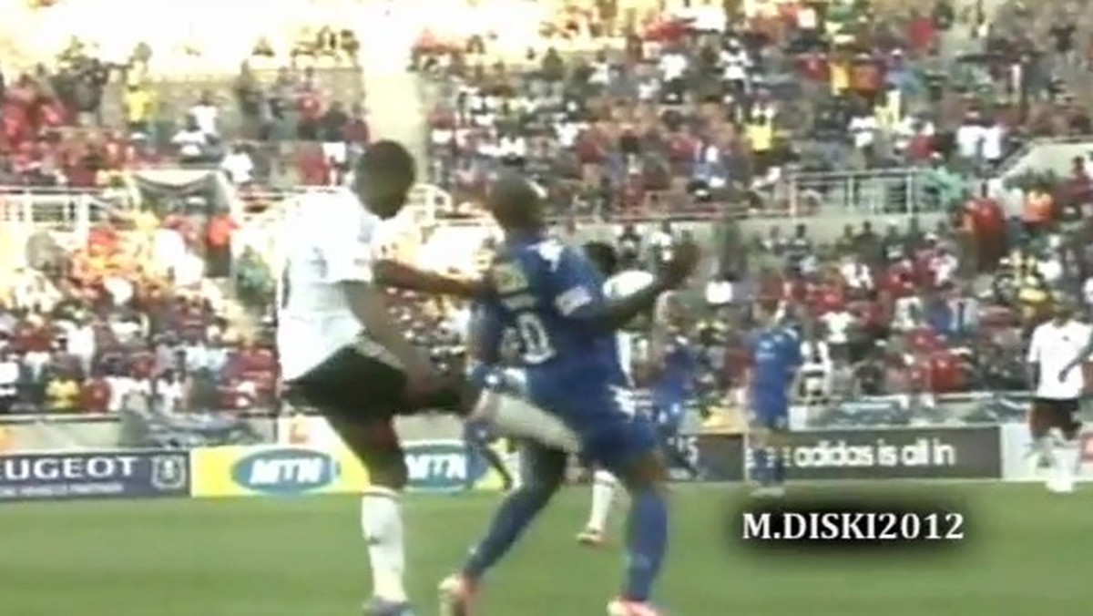 W meczu ligi południowoafrykańskiej doszło do okrutnego faulu na jednym z piłkarzy. Thabiso Nkoana został brutalnie zaatakowany przez rywala.