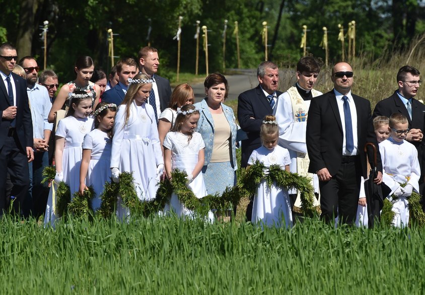 Tymoteusz Szydło (3P) z rodzicami w drodze na mszę prymicyjną w rodzinnej parafii w Przecieszynie (28.05.2017)