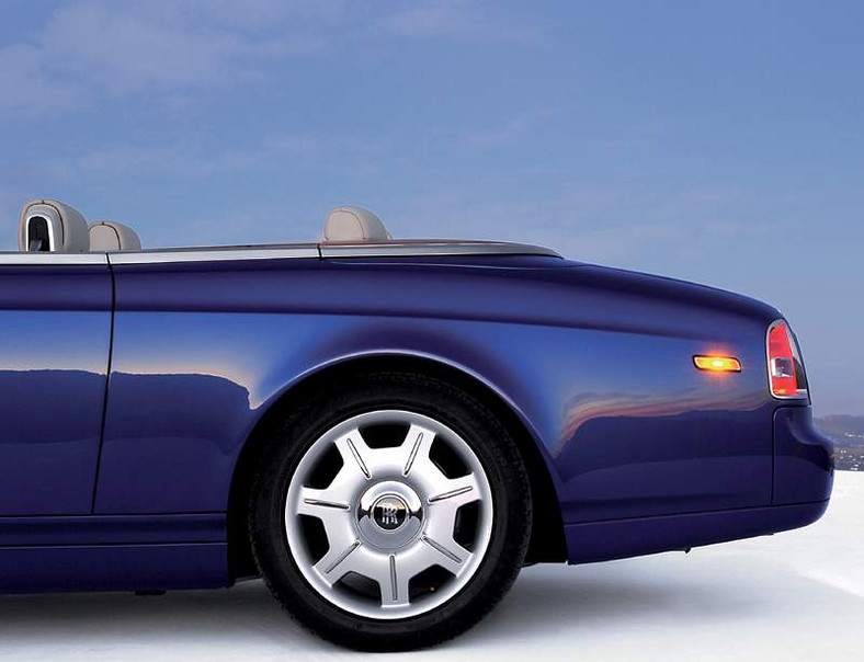 Rolls-Royce Phantom Drophead Coupe – boulevard cruiser (video)