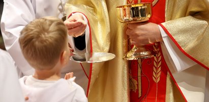 Ksiądz zażyczył sobie 14 tys. zł za przygotowanie dzieci do komunii. W innych parafiach "stawki" też są wysokie