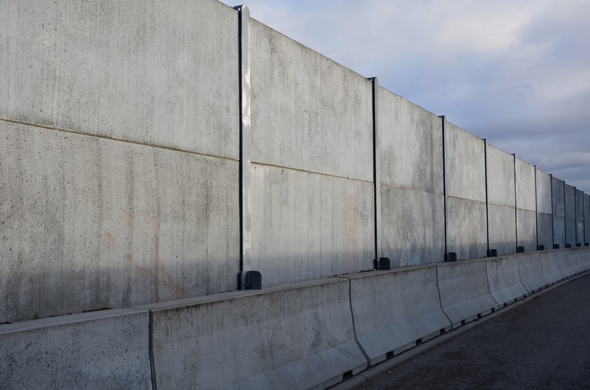 Płot z betonowych płyt