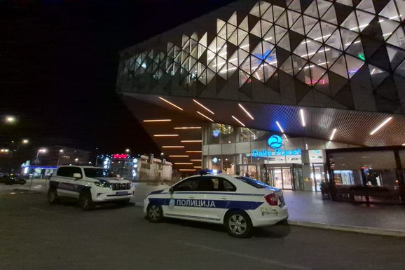 (FOTO, VIDEO) EVAKUISAN TRŽNI CENTAR U NIŠU! Stigla dojava o bombi: Policija na terenu