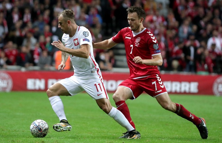 Kamil Grosicki (L) i William Kvist (P)