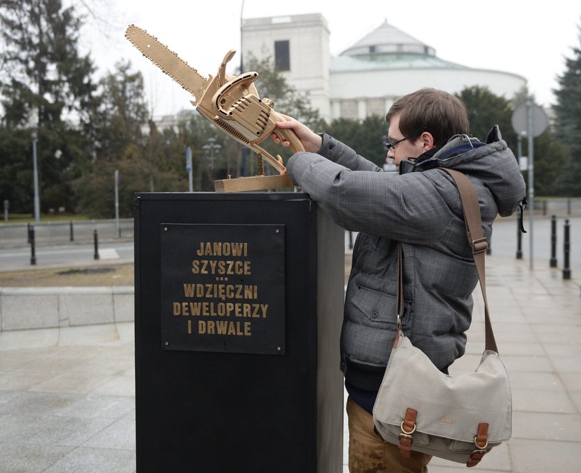 Kontrowersyjny pomnik Szyszki stanął pod Sejmem. Co na to PiS?