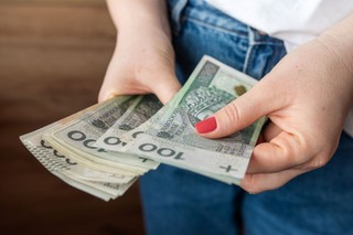 Służba cywilna w 2025 r. Pensje i dodatki urzędników wzrosną. Na jaką kwotę można liczyć?