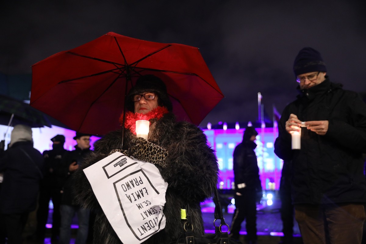 12 grudnia 2017 r. Protest przed siedzibą Senatu przeciwko zmianom w KRS i SN. Na pierwszym planie Bartosz Arłukowicz