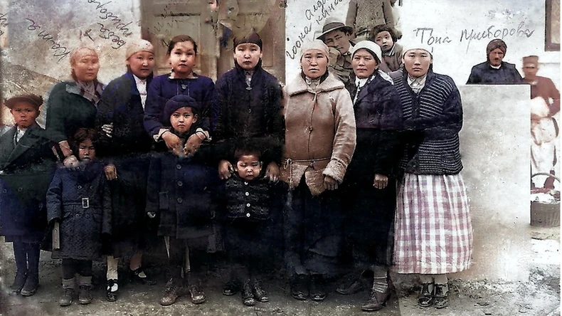 Otvaranje budističkog hrama u Beogradu 1929. Na slici Katja Stepkin, Bebe Pereborov, Daglaš Dakuginov, Očirka Moškin, Goka Đambinov Aldakimov, Nami Šovgurov, Tona Pereborov | Foto: Ben Mosckin