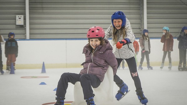 Najmłodsi mogą liczyć na wsparcie popularnych lodowych zwierzaków (renifery, foki, misie), czyli chodzików ułatwiających utrzymanie równowagi. Do południa będą one dostępne bez dodatkowych opłat.