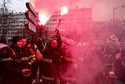 Protestujący  trzymają płonące race podczas demonstracji w Lille, południowo-zachodnia Francja, 7 marca 2023 r.
