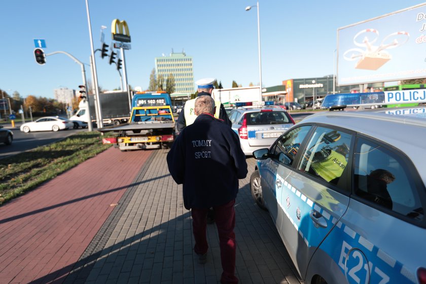 Kolizja w Zielonej Górze. Sprawca ukrył się w krzakach. Był pijany