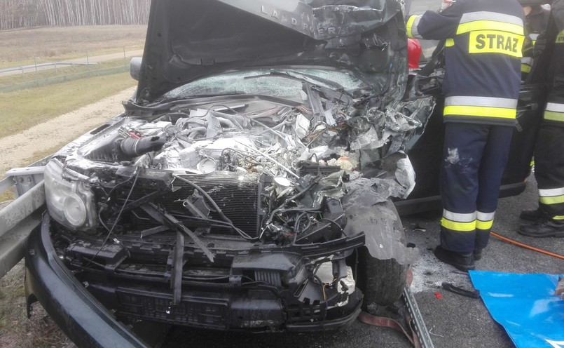 Land Rover po zderzeniu zaczął płonąć