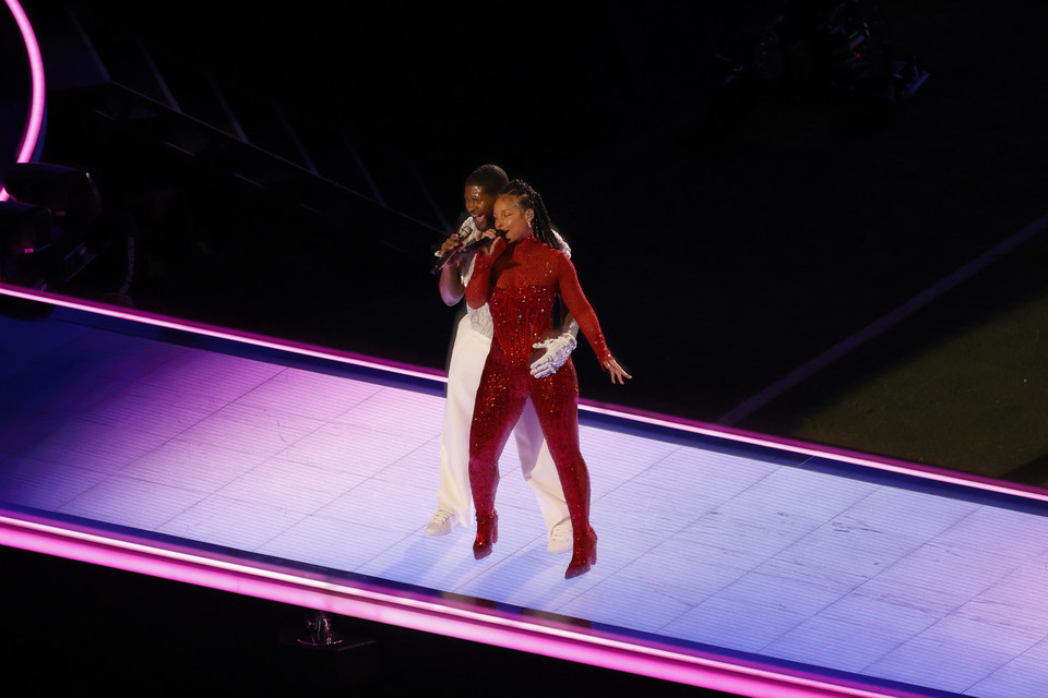 Usher i Alicia Keys podczas Super Bowl 2024