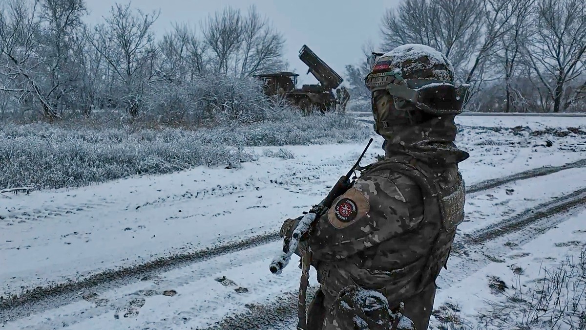 Ruska vojska puca na ukrajinske položaje na nepoznatoj lokaciji u Ukrajini 16. decembra