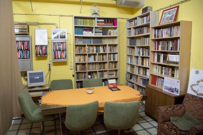 Biblioteka sa 1.200 naslova