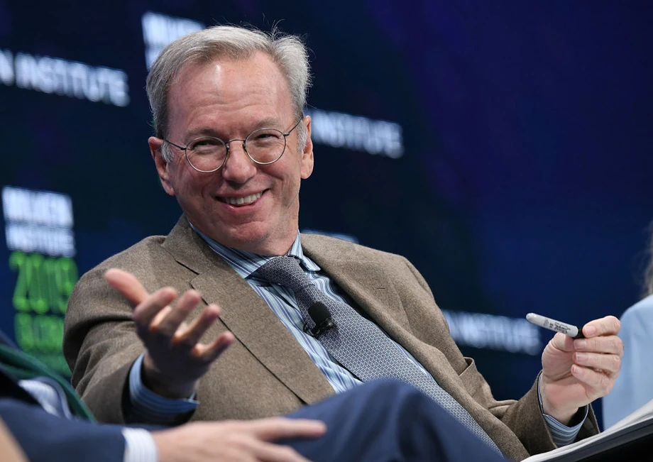 Eric Schmidt, dyrektor generalny Google w latach 2001-2011, wcześniej obronił doktorat z inżynierii elektrycznej i informatyki na Uniwersytecie Kalifornijskim w Berkeley.