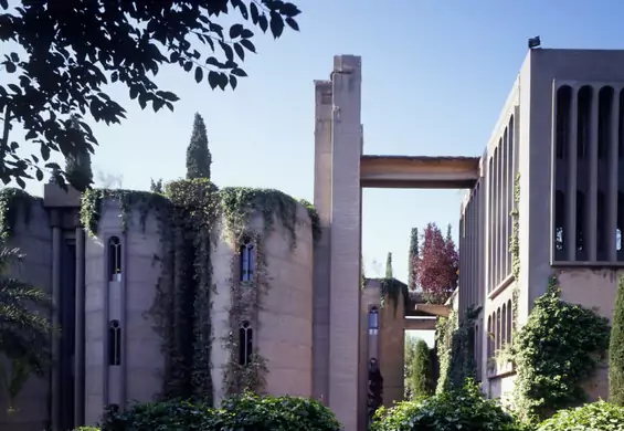 Architekt kupił fabrykę cementu i zmienił ją w dom, w którym każdy chciałby mieszkać