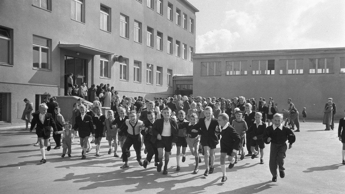 Czeladź, 09.1959 r. Gromada dzieci na dziedzińcu pierwszej Tysiąclatki. 