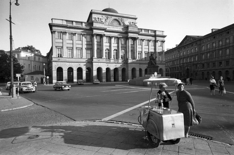 Pałac Staszica przy ulicy Nowy Świat 72 w Warszawie Data: Data: lata 1960 - 1970 Miejsce: Warszawa Opis obrazu: Elewacja frontowa pałacu. Na pierwszym planie widoczny wózek saturatora z wodą sodową. Autor: Siemaszko Zbyszko