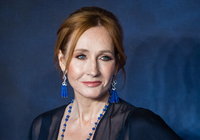 Transzfóbiával vádolják J. K. Rowlingot új könyve miatt