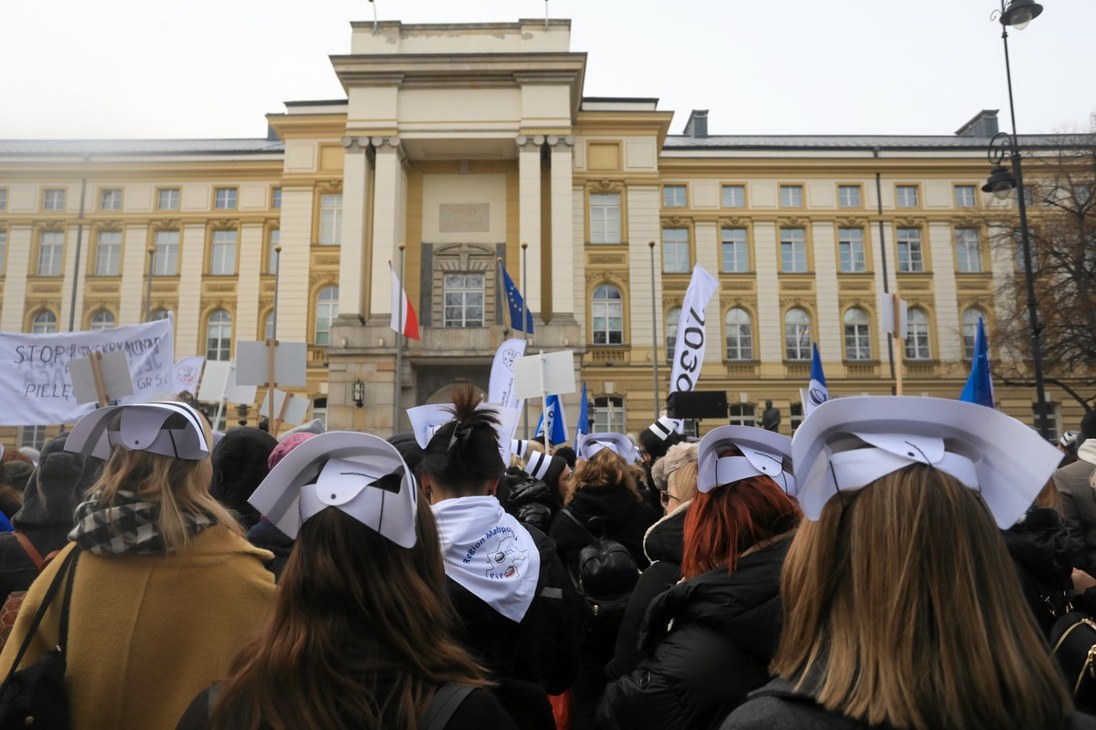 Protest pielęgniarek i położnych przed KPRM w Warszawie