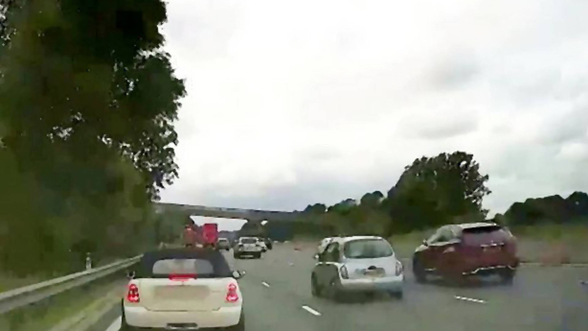 32 km/h-val vezetett az autópályán egy nő, egy évre bevonták a jogsiját – videó